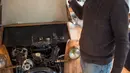 Pria asal Prancis, Michael Robillard, membuat replika mobil Citroen 2CV dari bahan kayu di bengkel kerjanya di Loches, 21 Maret 2017. Terkenal di era 1950an, Citroen 2CV itu dibekali mesin sungguhan dan bisa mengaspal di jalan raya (GUILLAUME SOUVANT/AFP)