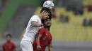 Striker Timnas Indonesia U-19, Bagus Kahfi, berebut bola atas dengan pemain Timnas Iran U-19 pada laga uji coba di Stadion Patriot Chandrabhaga, Bekasi, Sabtu (7/9). Indonesia kalah 2-4 atas Iran. (Bola.com/Yoppy Renato)