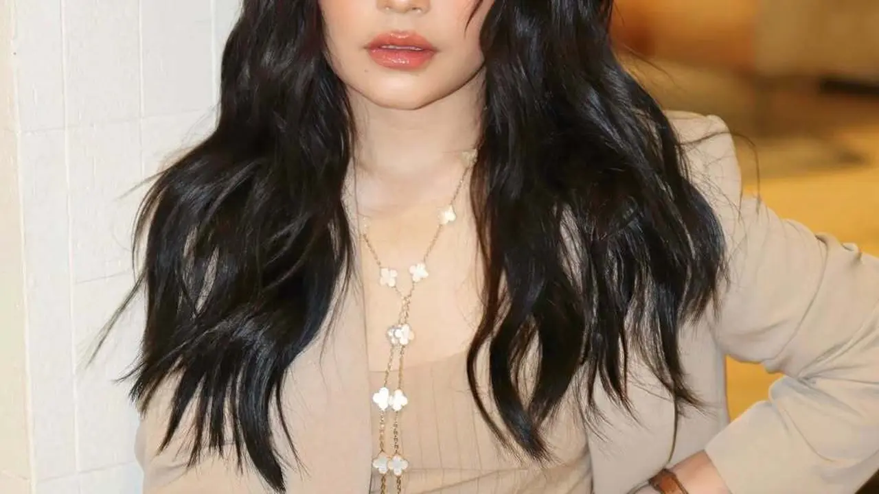 Prilly Latuconsina Tampil Manglingi dengan Soft Glam Coral Makeup Look Karya Archangela Chelsea