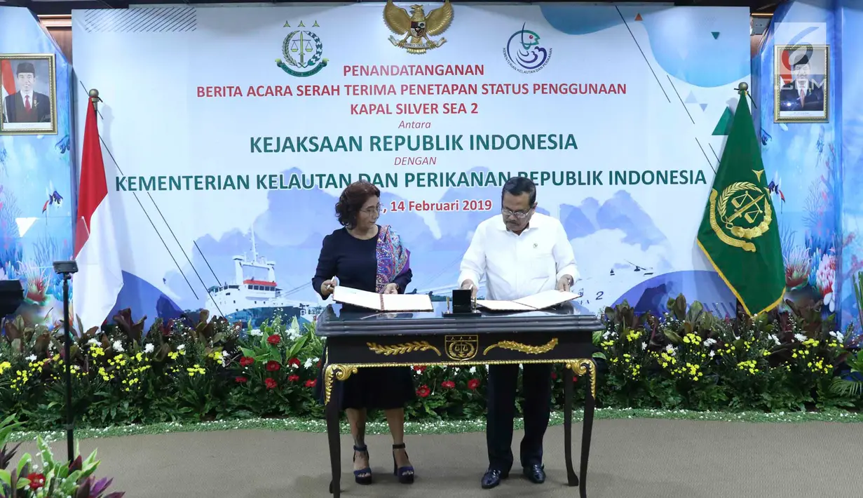 Menteri Kelautan dan Perikanan Susi Pudjiastuti (kiri) bersama Jaksa Agung HM Prasetyo menandatangani serah terima kapal Silver Sea 2 (SS2) di Jakarta, Kamis (14/2). Kejagung menyerahkan kapal SS2 kepada KKP. (Liputan6.com/Immanuel Antonius)