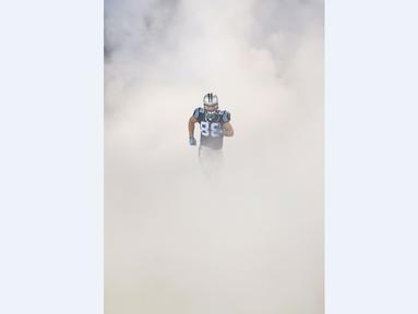 Pemain Carolina Panthers, Greg Olsen, berlari ke dalam lapangan jelang pertandingan American Football melawan Indianapolis Colts di Stadion Bank of America, Charlotte, North Carolina, AS, (2/11/2015). (Getty Images/AFP/Streeter Lecka).