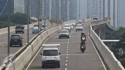 Pengendara sepeda motor melintas di jalan layang non-tol Kampung Melayu-Tanah Abang, Jakarta, Jumat (15/4). Meski berbahaya bagi keselamatan mereka dan pengguna jalan lain, pemotor tetap melintas di jalur tersebut. (Liputan6.com/Immanuel Antonius)