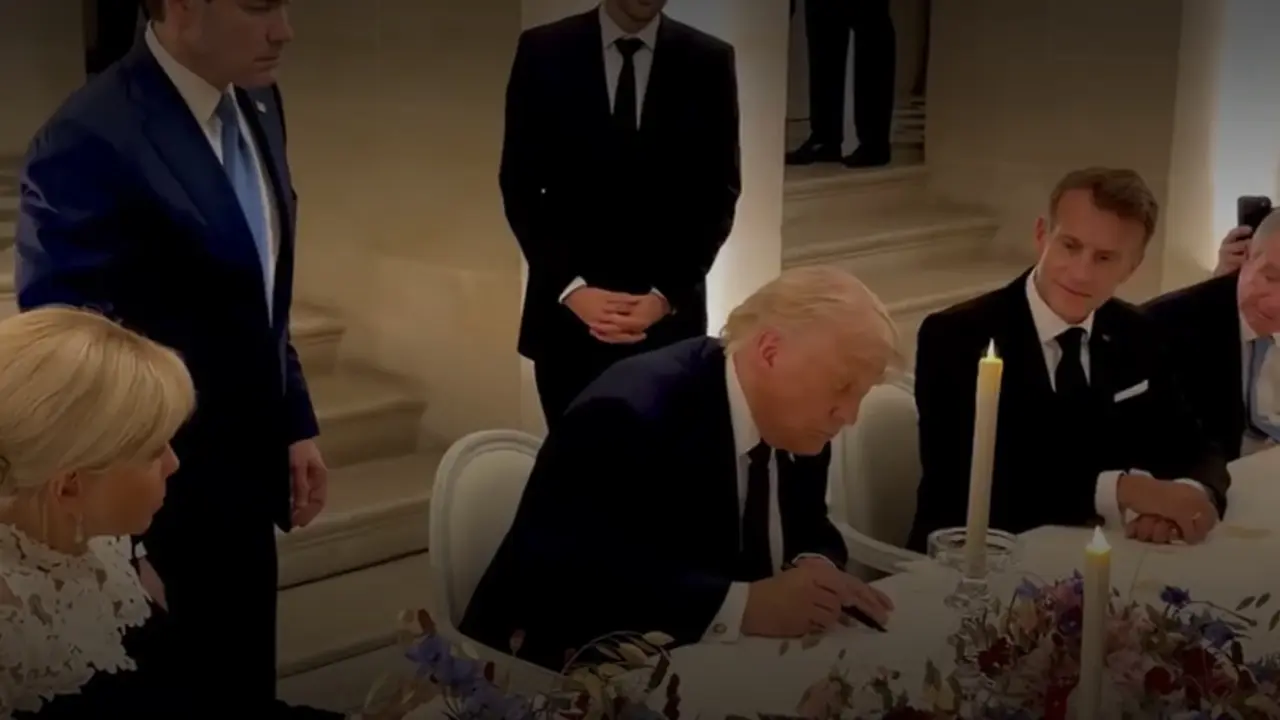 Momen Presiden Amerika Serikat Donald Trump menandatangani kesepakatan damai AS-Iran di Paris, Prancis, pada Rabu (17/6/2026).