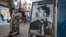 Sebuah poster gitaris AS Jimi Hendrix terlihat di kota pesisir Maroko Essaouira pada 10 September 2020. Beberapa mengklaim telah melihatnya, yang lain mengaku sempat berbincang dengannya - 50 tahun setelah kematian mendadak Jimi Hendrix. (AFP/Fadel Senna)
