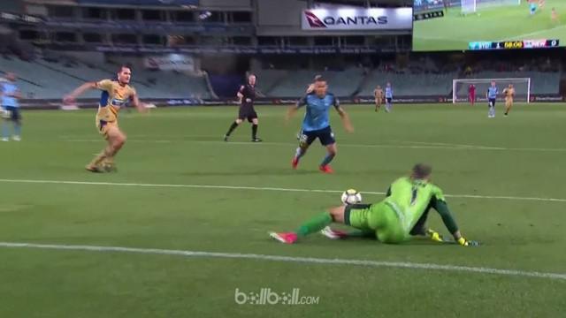 Berita video momen kiper klub Australia Newcastle Jets, Jack Duncan, tak bisa menangkap bola mudah. This video presented by BallBall.