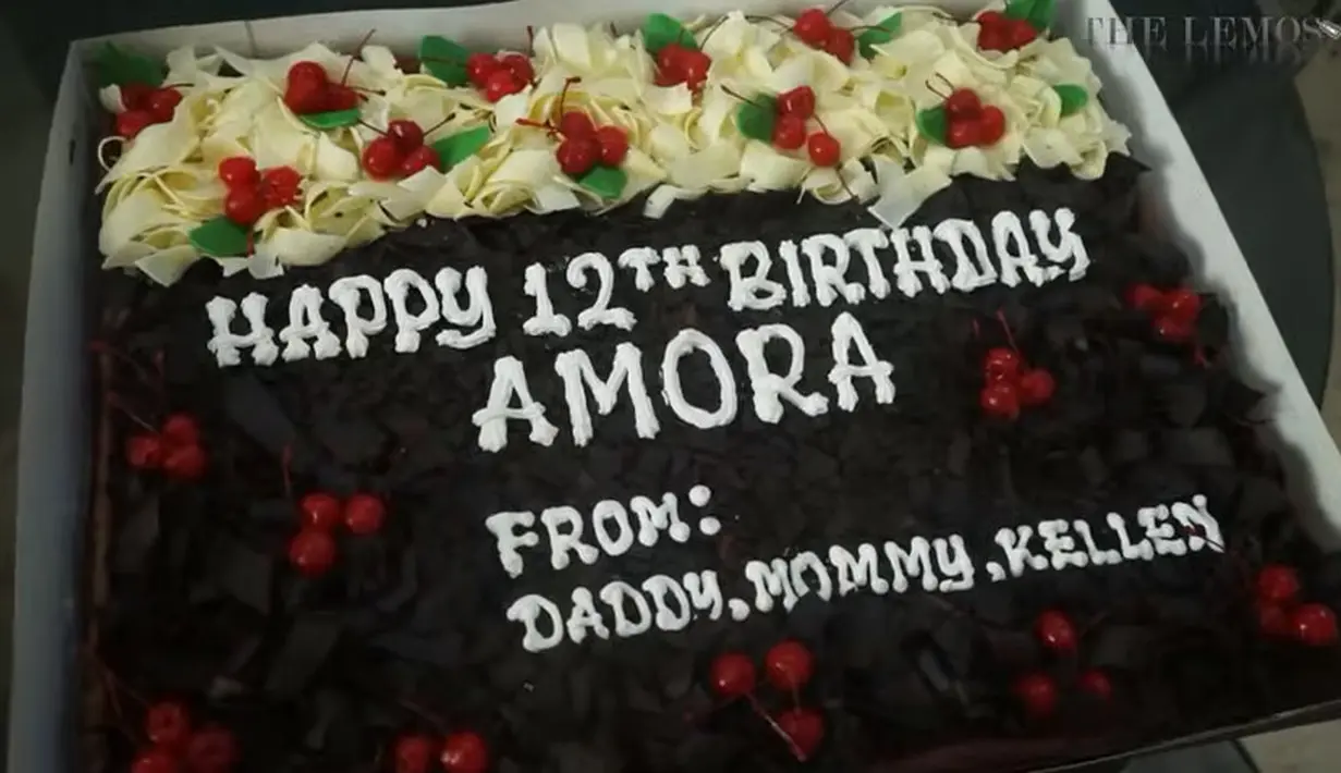 Kue ulang tahun Amora dari ayah, ibu dan adiknya. Sebelumnya, penyanyi dan juga anggota DPR itu meminta izin pihak sekolah untuk merayakan tiup lilin di sekolah. [Instagram/krisdayantilemos]