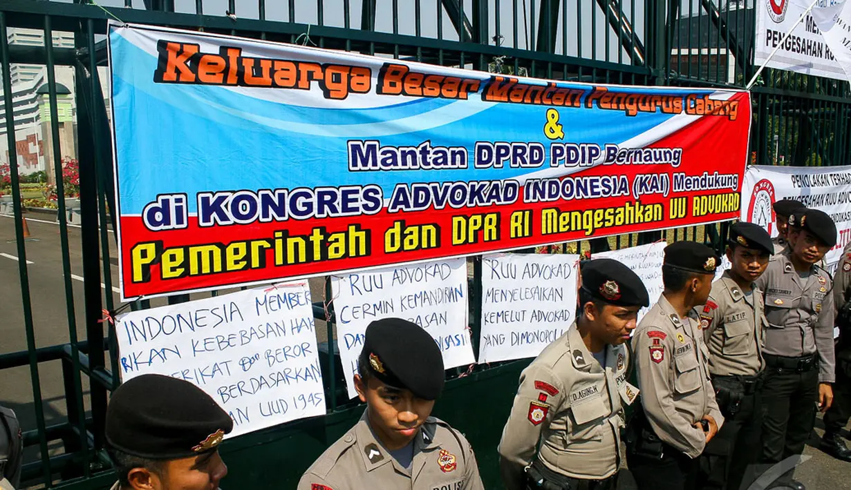  Mereka menyayangkan ada segelintir advokat yang menolak RUU Advokat disahkan oleh DPR. Polisi tampak berjaga-jaga di depan gedung DPR, Jakarta, Rabu (24/9/2014) (Liputan6.com/Faizal Fanani)