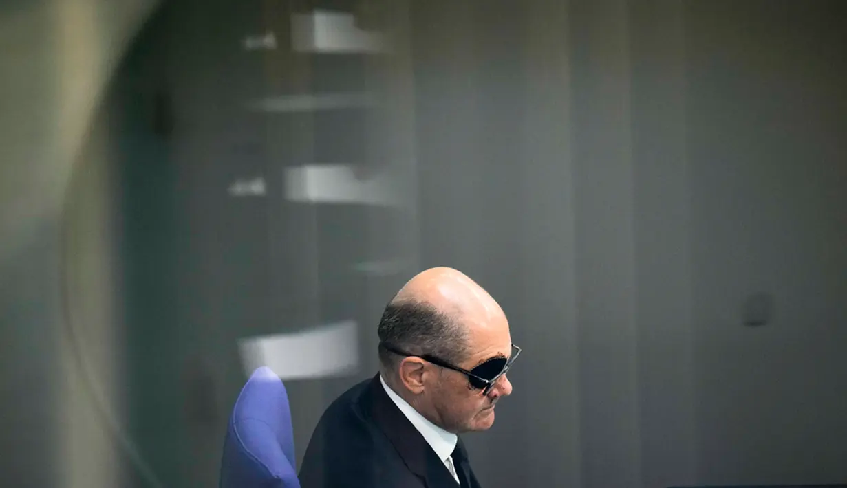 Michael Roth, anggota parlemen Partai Sosial Demokrat (SPD), mengatakan bahwa Szholz merasa tidak enak badan setelah jatuh. (AP Photo/Markus Schreiber)