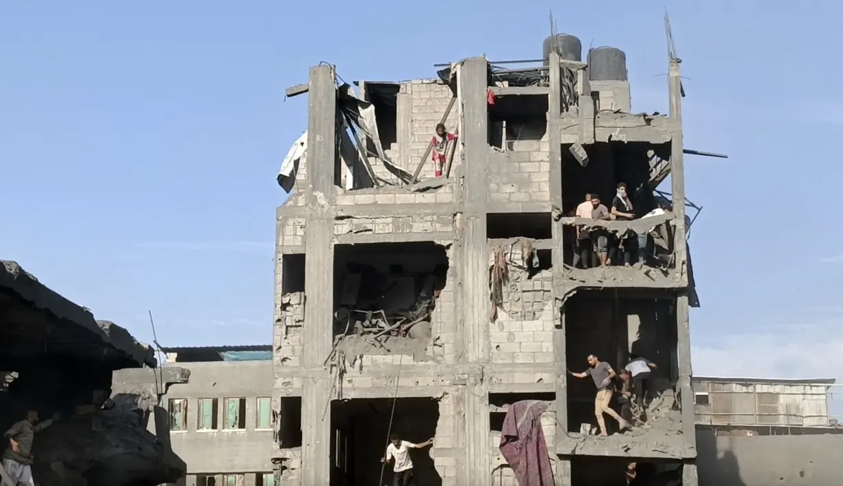Militer Israel mengatakan bahwa serangan tersebut menewaskan seorang komandan senior Hamas dan menyebabkan terowongan bawah tanah yang digunakan oleh kelompok tersebut runtuh, merobohkan beberapa bangunan di dekatnya. (AP Photo/Abdul Qader Sabbah)