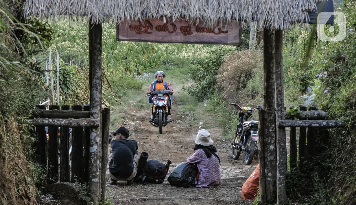 Pendaki Gunung Sindoro saat menunggu jasa ojek gunung di pintu batas hutan, Wonosobo, Senin (13/9/2021). Anggota Jekpass mengatakan upah ojek gunung sangat membantu perekonomian mereka di masa pandemi saat ini. (merdeka.com/Iqbal S Nugroho)