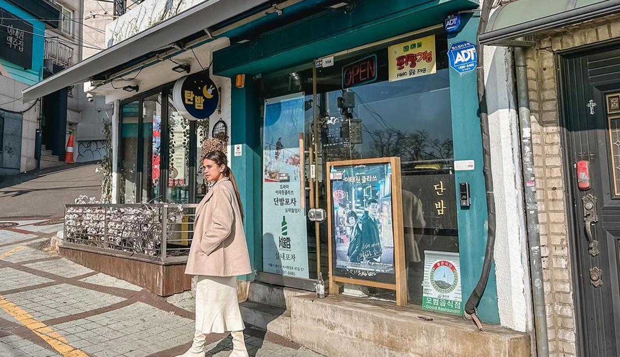 Tengah berlibur di Korea Selatan, Audi Marissa tak melewatkan waktu untuk mengunjungi berbagai lokasi syuting drama terkenal. Salah satunya ialah lokasi yang digunakan untuk syuting drama Itaewon Class ini. (Liputan6.com/IG/@audimarissa)