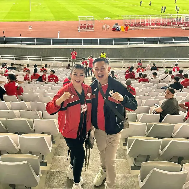 6 Pasangan Artis Sudah Menikah Nonton Timnas di GBK, Pamer Kekompakan Bak ABG
