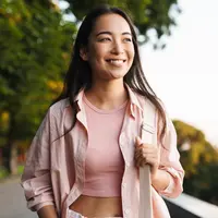 ilustrasi perempuan baju pink/Dean Drobot/Shutterstock
