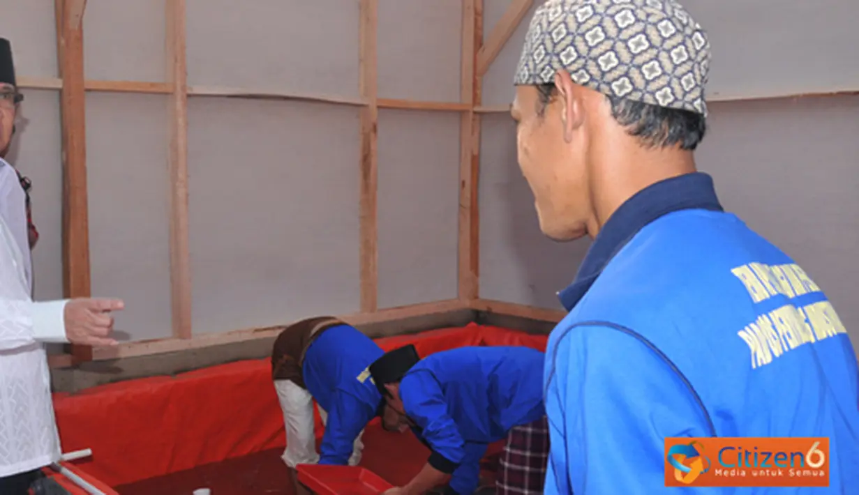 Citizen6, Bogor: MKP Sharif C Sutardjo, diampingi Pimpinan Pondok Pesantren Nurul Huda KH. Asep Abdul Yazid meninjaun unit pembenihan ikan di kolam milik Ponpes Nurul Huda di Cijeruk Kabupaten Bogor. (Pengirim: Efrimal Bahri).