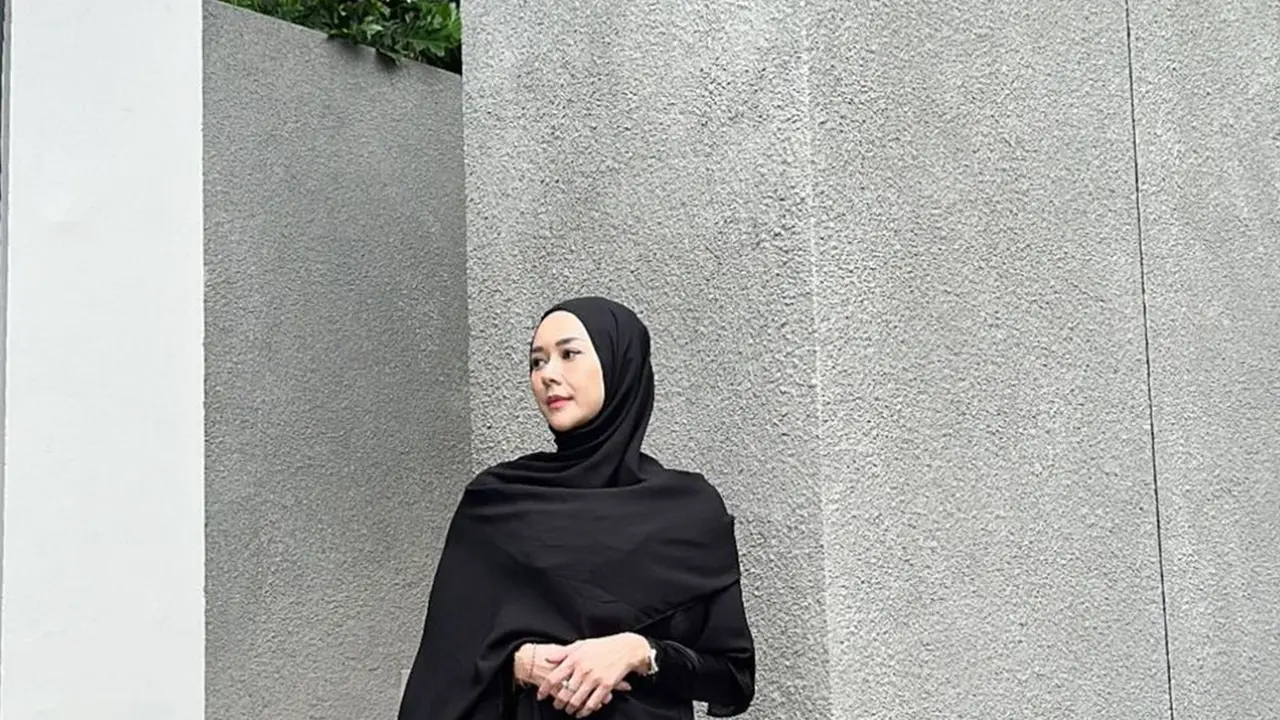 Aura Kasih Tampil Berhijab