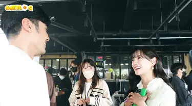 Momen saat Chicco Jerikho berbincang-bincang dengan Kim Sejeong. (Foto: YouTube/ 
Chicco Jerikho)