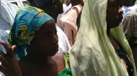 Amina Tsawur (kanan), gadis pemberani yang mengutarakan bagaimana ia bisa kabur dari para penculik Boko Haram.(Daily Mail)