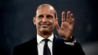 Pelatih Juventus, Massimiliano Allegri melambaikan tangan sebelum pertandingan Liga Italia 2022/2023 antara Juventus melawan Sassuolo di stadion Juventus, Turin pada 15 Agustus 2022. Allegri tercatat menjadi salah satu pelatih paling boros di bursa transfer, yaitu 1,08 miliar Euro. Pada periode pertamanya di Juventus, Allegri mendapat kucuran dana besar. Dia bisa merekrut Cristiano Ronaldo seharga 117 juta euro dan Gonzalo Higuain senilai 90 juta euro. Allegri juga mengeluarkan banyak uang saat bekerja di AC Milan. Pembelian termahalnya di San Siro adalah Zlatan Ibrahimovic pada 2011 seharga 24 juta euro. (AFP/Marco Bertorello)