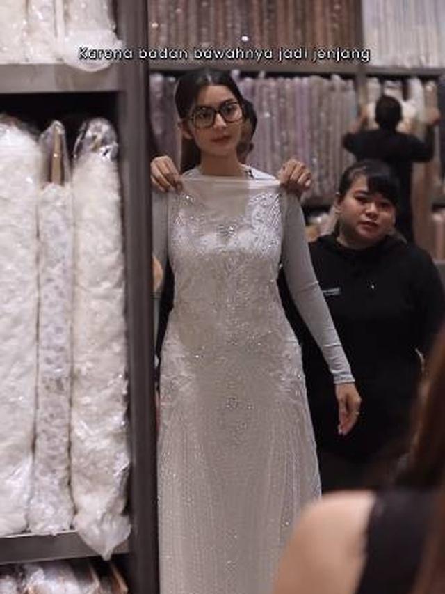 Makin Dekat Pelaminan, Ini 7 Momen Debi Sagita Pilih Kain untuk Gaun Pengantin