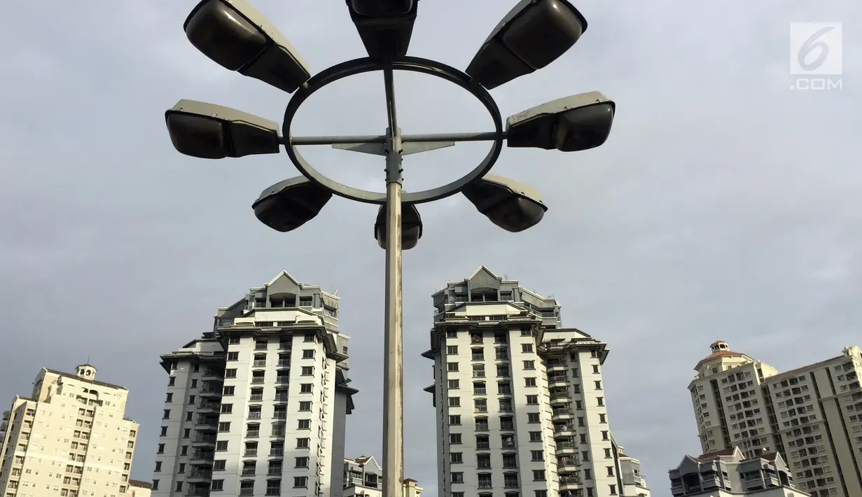 Lampu penerangan berdiri kokoh di sekitar gedung apartemen di Kemayoran, Jakarta, Jumat (19/1). Konsultan properti Savills Indonesia memperkirakan apartemen baru di Jakarta akan bertambah dalam rentang tahun 2018-2021. (Liputan6.com/Immanuel Antonius)