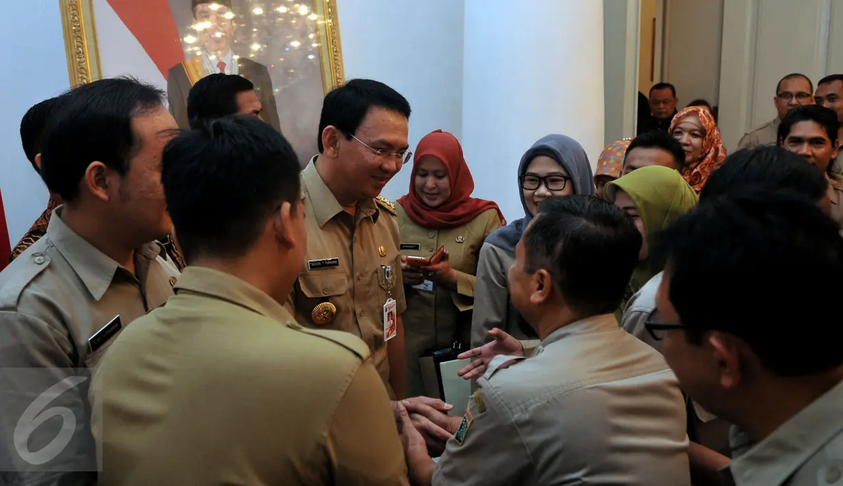 Pegawai Negeri Sipil (PNS) bersalaman dengan Gubernur DKI Jakarta Basuki T Purnama di Balai Kota, Jakarta, Rabu (22/7/2015). Untuk memperingati Hari Raya Idul Fitri 1436H mereka melakukan Halal Bihalal dengan Gubernur. (Liputan6.com/JohanTallo)