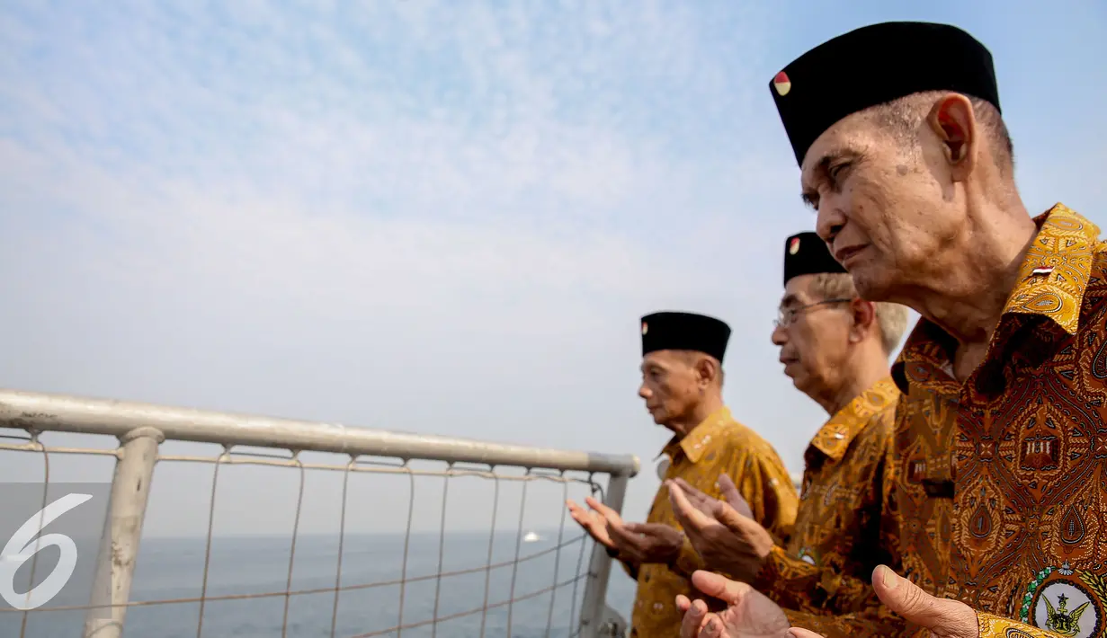 Sejumlah veteran berdoa saat upacara dalam peringatan hari Pahlawan di KRI, Teluk Jakarta, Selasa (10/11). Upacara peringatan Hari Pahlawan tersebut rutin dilakukan setiap 10 November. (Liputan6.com/Faizal Fanani)