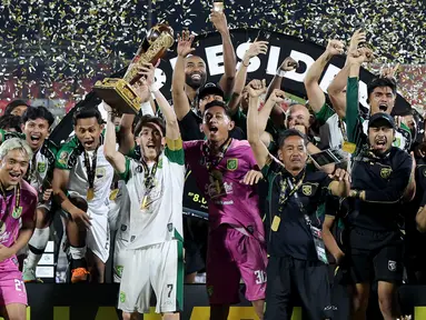 Kapten Persebaya Surabaya, Francisco Rivera, mengangkat trofi juara Piala Presiden 2026 saat perayaan kemenangan usai mengalahkan Persib Bandung pada laga final di Stadion Kapten I Wayan Dipta, Gianyar, Bali, Kamis (6/8/2026). Persebaya memastikan gelar juara perdana setelah menang dramatis 6-5 lewat adu tendangan penalti, menyusul hasil imbang 1-1 hingga babak tambahan waktu. (KapanLagi.com/Budy Santoso)