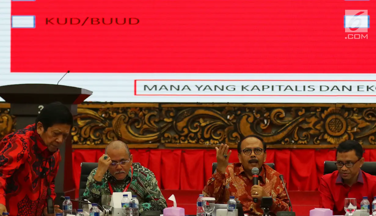 Suasana focus group discussion (FGD) yang digelar sejumlah kader PDIP dengan tema 'Ekonomi Gotong sebagai Pilar Ekonomi Nasional' " di Jakarta, Kamis (04/7/2019). FGD dilakukan untuk merumuskan langkah ekonomi yang akan dibawa dalam Kongres V PDIP pada Agustus 2019. (Liputan6.com/JohanTallo)
