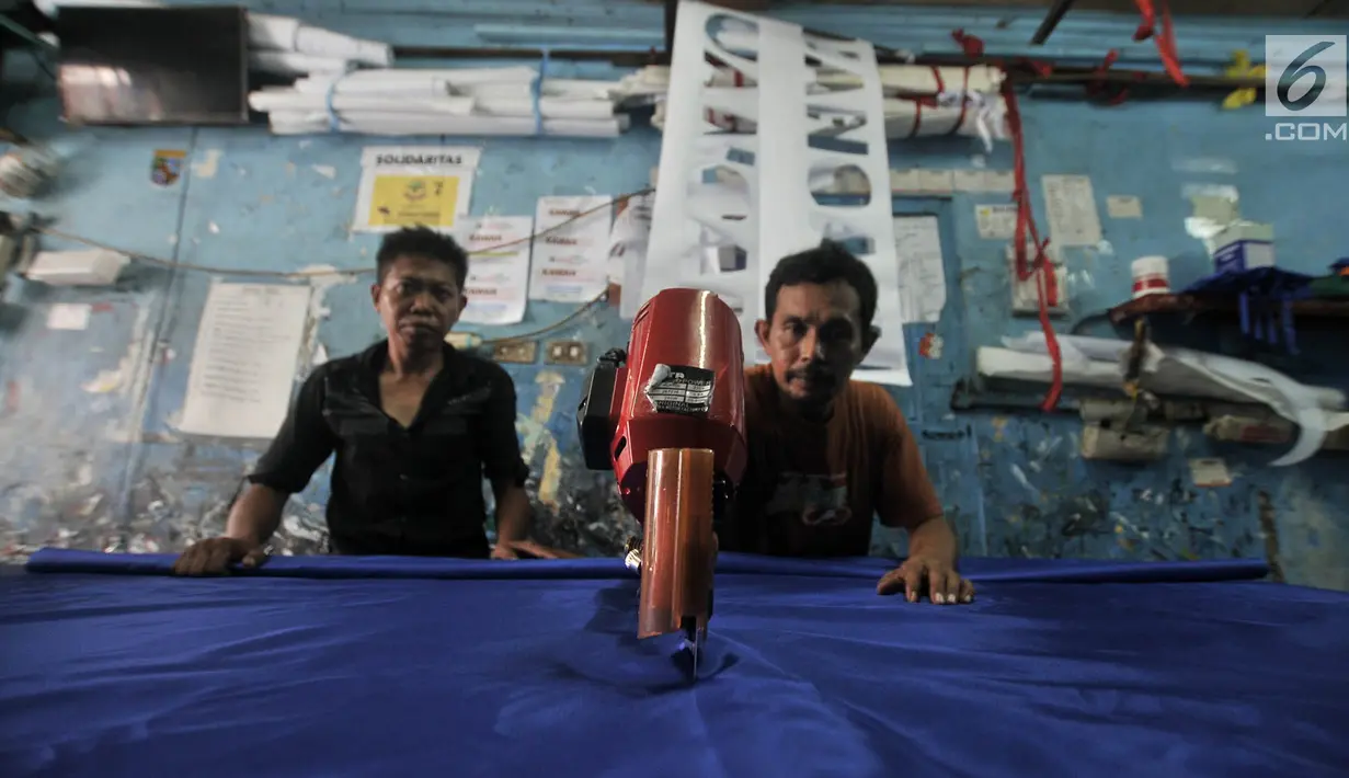 Aktivitas pekerja saat menyelesaikan sablon bendera partai politik di Percetakan Andalas Jaya, Jakarta, Rabu (2/1). Tahun politik membawa berkah bagi pengusaha sablon bendera dan spanduk partai. (Merdeka.com/Iqbal Nugroho)