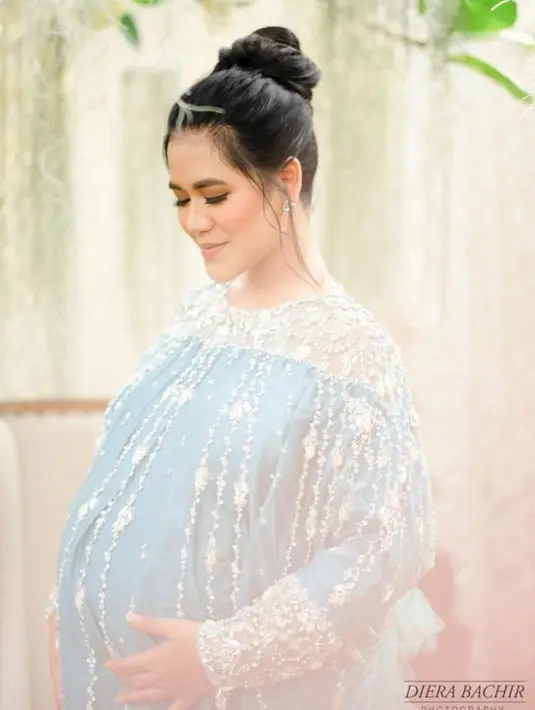 Lalu di kehamilan kedua, Kahiyang Ayu memilih mengenakan dress lace biru dengan aksen bordiran warna putih. [@ayanggkahiyang]