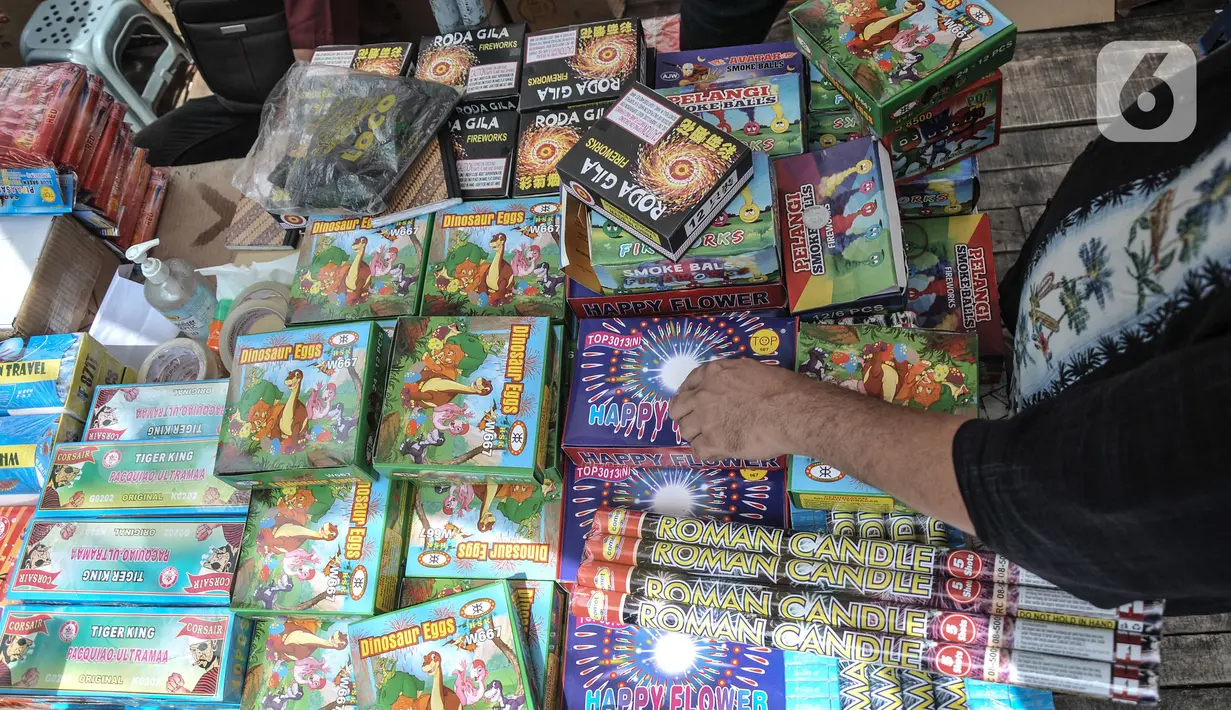 Berbagai jenis kembang api yang dijual di Pasar Asemka, Jakarta, Selasa (28/12/2021). Pedagang di Pasar Asemka pun mengaku penjualan petasan dan kembang api saat ini mengalami penurunan. (merdeka.com/Iqbal S Nugroho)