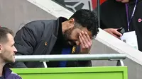 Manajer Manchester United, Ruben Amorim, bereaksi di kursinya selama pertandingan Premier League antara Brentford dan Manchester United di Stadion Komunitas Gtech, London, pada Sabtu (27/9/2025). (JUSTIN TALLIS / AFP)