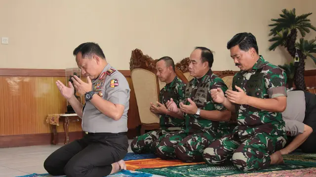 Kapolri Jadi Imam Salat Panglima TNI