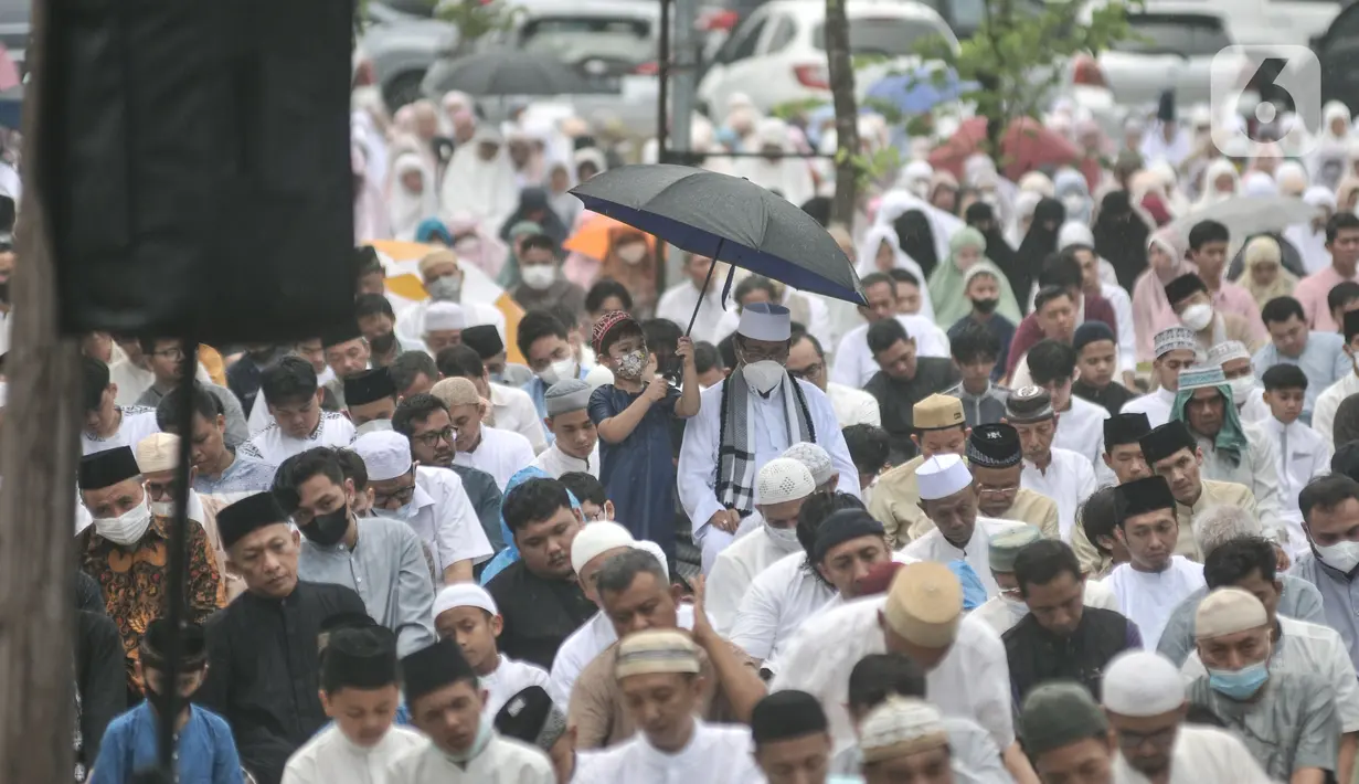 Jemaah tampak antusias mengikuti Sholat Id meski satu hari lebih dulu dari yang sudah ditetapkan Kemenag, Sabtu, 22 April. (merdeka.com/Iqbal S Nugroho)