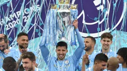 Pada tahun pertamanya bersama The Citizen, ia langsung dihadiahi dengan Piala Liga Primer Inggris musim 2020/2021. Selain itu ia juga mebukukan 32 gol dari 37 pertandingannya dan mengantarkan Manchester City hingga final Liga Champions. (Foto: AFP/)