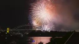 Warga Australia mengawali dunia untuk mengucapkan selamat tinggal pada tahun 2023 dengan pertunjukan kembang api di atas Sydney Harbour. (AP Photo/Mark Baker)