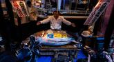 Kiyoshi Kimura, presiden Kiyomura Co., berpose dengan ikan tuna sirip biru yang memenangkan penawaran tertinggi pada lelang tahunan “Tahun Baru” di Tokyo, Senin, 5 Januari 2026. Acara tahunan lelang ikan tuna di Pasar Ikan Toyosu, Tokyo kembali digelar. (AP Photo/Louise Delmotte)