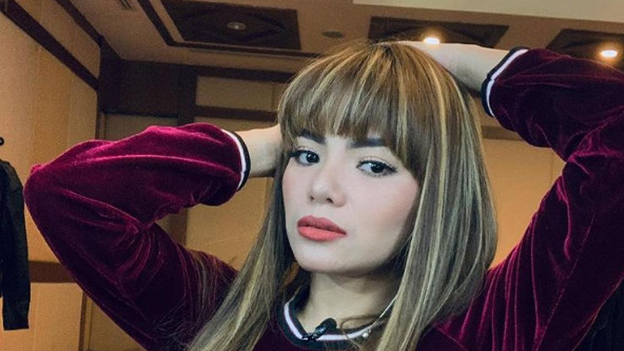 Dinar Candy (https://www.instagram.com/p/BwRMalMhA-f/)