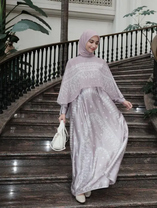 Penampilan girly nan cantik dari Cut Intan Nabila bisa jadi inspirasi tampil ke kajian. Ia mengenakan ress panjang dari satin bernuansa ungu muda, dengan detail cape di bagian atasannya. [Foto: Instagram/cut.intannabila]