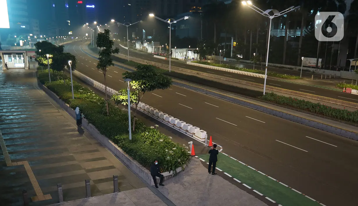 Suasana lengang kawasan Sudirman, Jakarta, Rabu (12/5/2021) malam. Polda Metro Jaya memberlakukan crowd free night untuk mencegah kerumunan takbir keliling di malam Idul Fitri 1442 yang berlaku mulai pukul 22:00 malam ini. (Liputan6.com/Herman Zakharia)