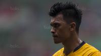 Striker Borneo FC, Lerby Eliandry, melakukan pemanasan sebelum menghadapi Persija pada laga Liga 1 di Stadion Patriot Bekasi, Jawa Barat, Minggu (16/7/2017). Persija menang 1-0 atas Borneo FC. (Bola.com/Vitalis Yogi Trisna)