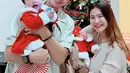 Desember 2022 ini, Felicya Angelista resmi menyandang status sebagai ibu dari dua anak. Di momen Natal ini pun Felicya bersama Caesar Hito kompak kenakan busana nuansa putih. Sementara dua buah hatinya tampil dalam balutan kostum santa claus. @felicyaangelista_.