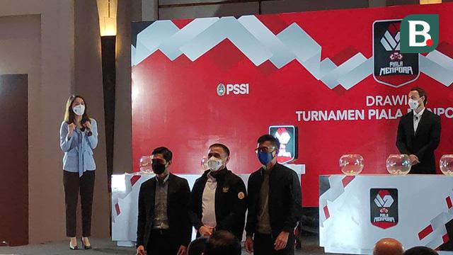 Perwakilan Persija Jakarta, Bambang Pamungkas (kiri), Ketua PSSI, Mochamad Iriawan (tengah), dan perwakilan Persib Bandung, Teddy Tjahjono dalam drawing Piala Menpora.