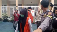 Dengan pengawalan ketat aparat, VN, salah satu terdakwa kasus Vina Garut, mulai memasuki ruang persidangan di ruang persidangan Pengadilan Negeri Garut (Liputan6.com/Jayadi Supriadin)