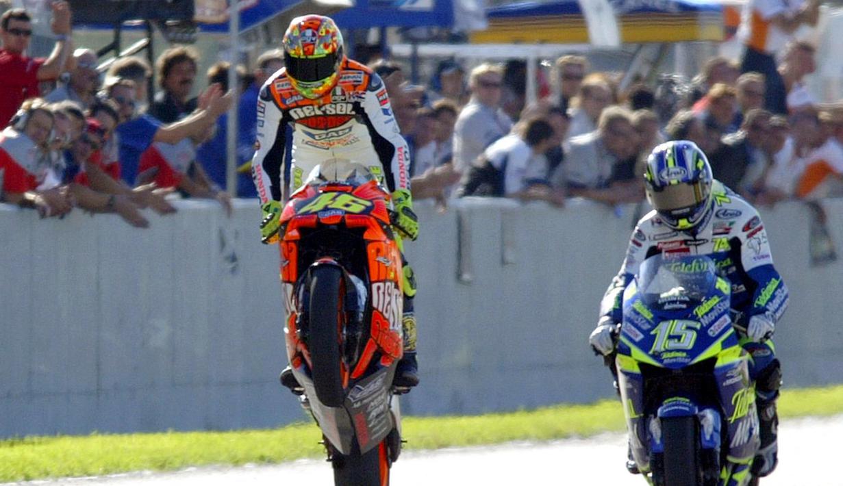 Pada tahun 2001, Rossi mulai semakin tak terbendung dengan meraih gelar juara dunia perdana di kelas MotoGP. Rossi sukses meraih 11 kemenangan dan 13 podium bersama Honda. (AFP/javier Soriano)