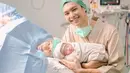 Dinda melahirkan anak keduanya di RS Bina Medika, Bintaro. Perempuan kelahiran Palembang 26 tahun silam itu mengungkapkan alasannya memilih caesar. [Instagram/rey_mbayang]