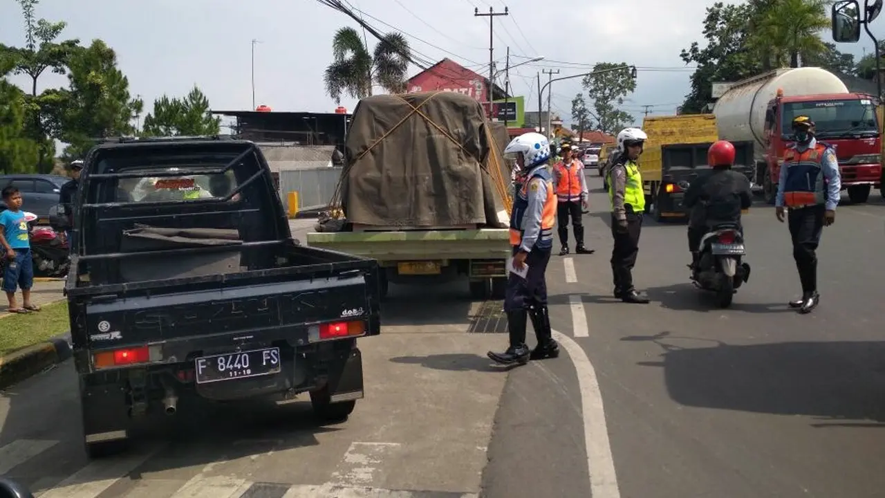Satlantas Polres Bogor dan Dishub mengecek kondisi mesin, ban, dan lampu hingga mengukur tonase.