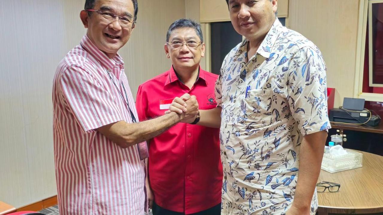 Maruarar Sirait pamit dari PDIP dan mengunggah di akun sosial media (sosmed) Instagram miliknya @maruararsirait foto dirinya menyerahkan atau mengembalikan KTA PDIP.