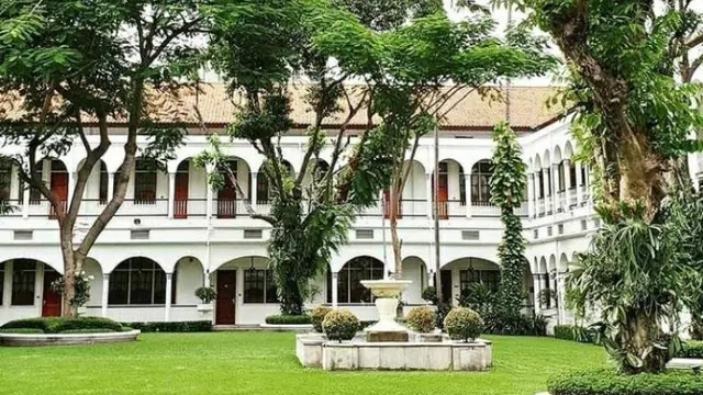 Taman Hotel Majapahit yang dipercaya terdapat hantu kuntilanak