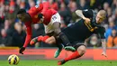 Bek Liverpool, Martin Skartel, menekel striker Manchester United, Danny Welbeck, pada laga Liga Premier Inggris di Stadion Old Trafford, Inggris, Minggu (13/1/2013). (AFP/Andrew Yates)